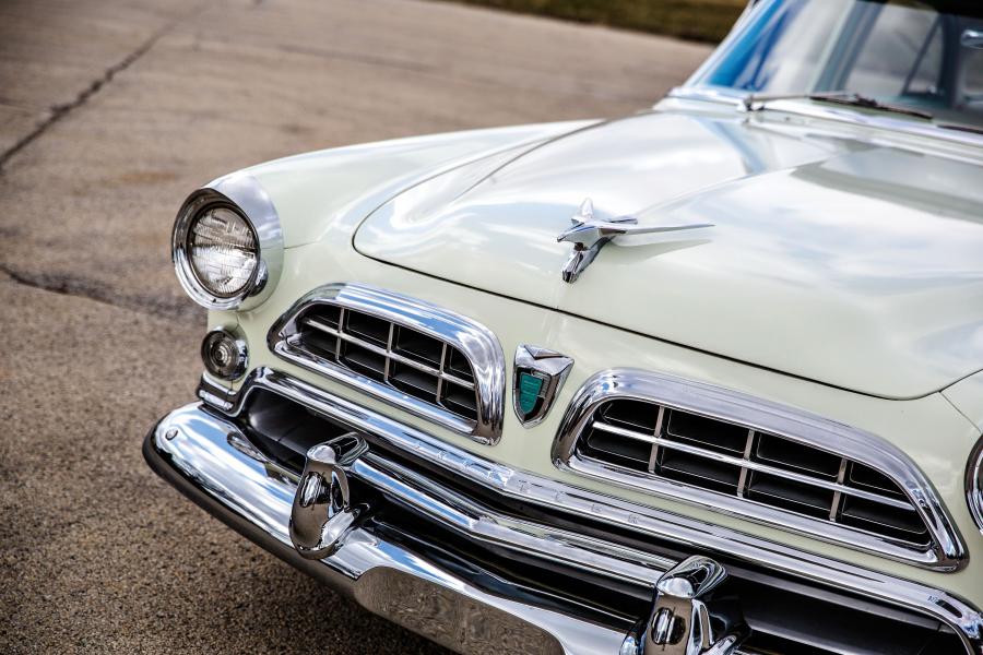Детали экстерьера Chrysler Windsor Deluxe Sedan (C67) 1955 года  (фото 9 из 25)